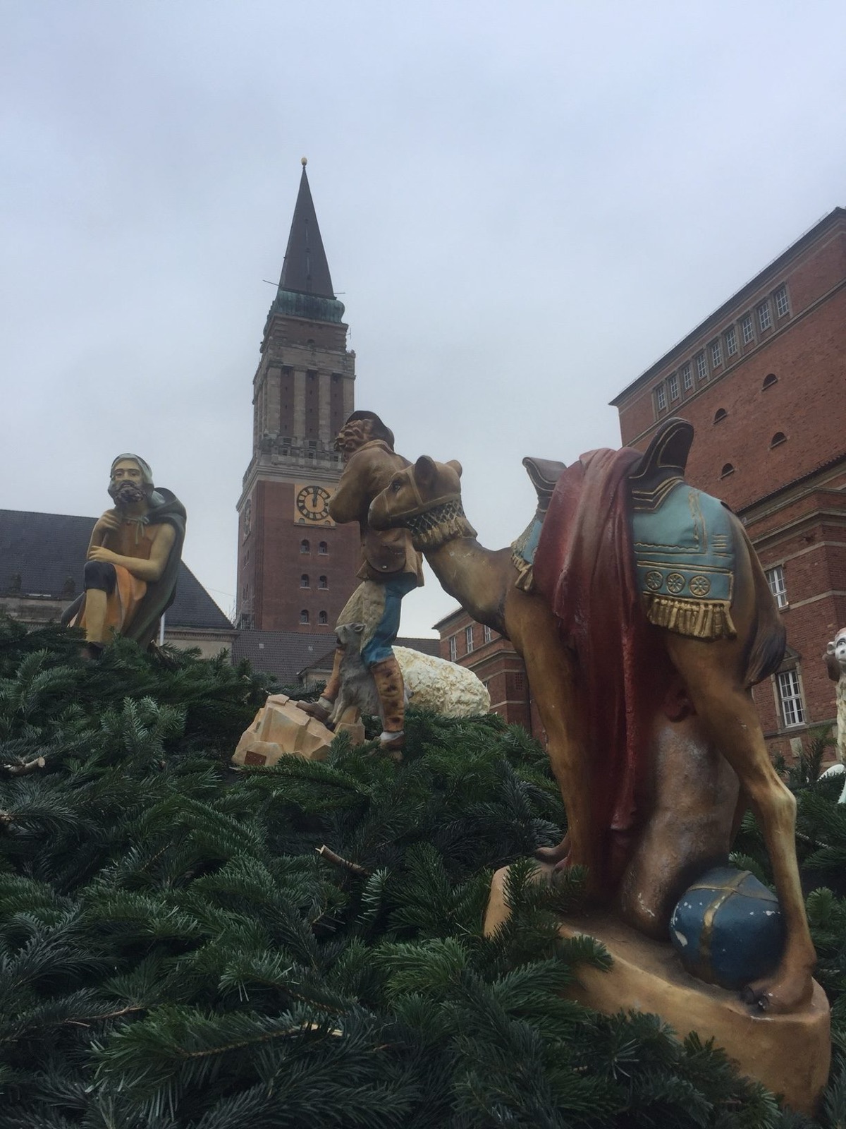 Die Krippe krönt das Weihnachtsdorf