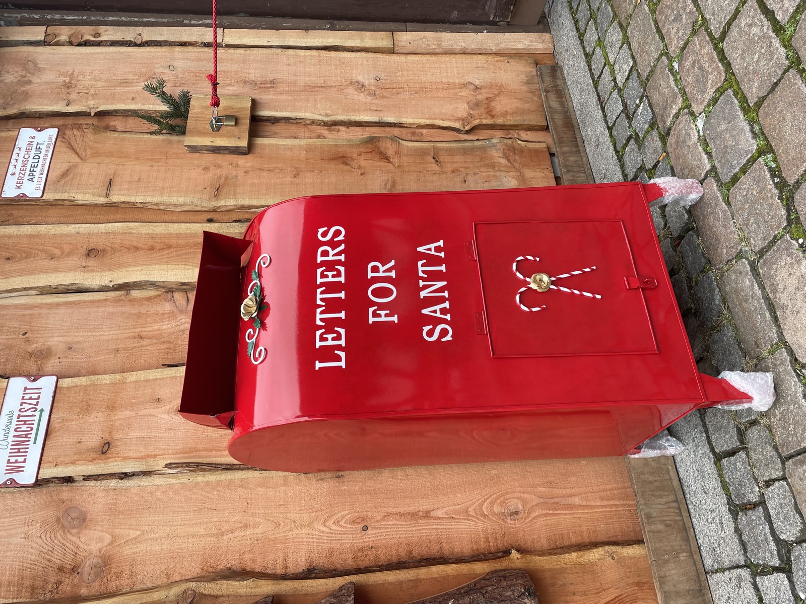 Im Weihnachtshaus Briefe an den Weihnachtsmann einwerfen