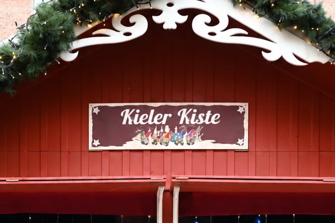 Giebel der Kieler Kiste mit ihrem Schild