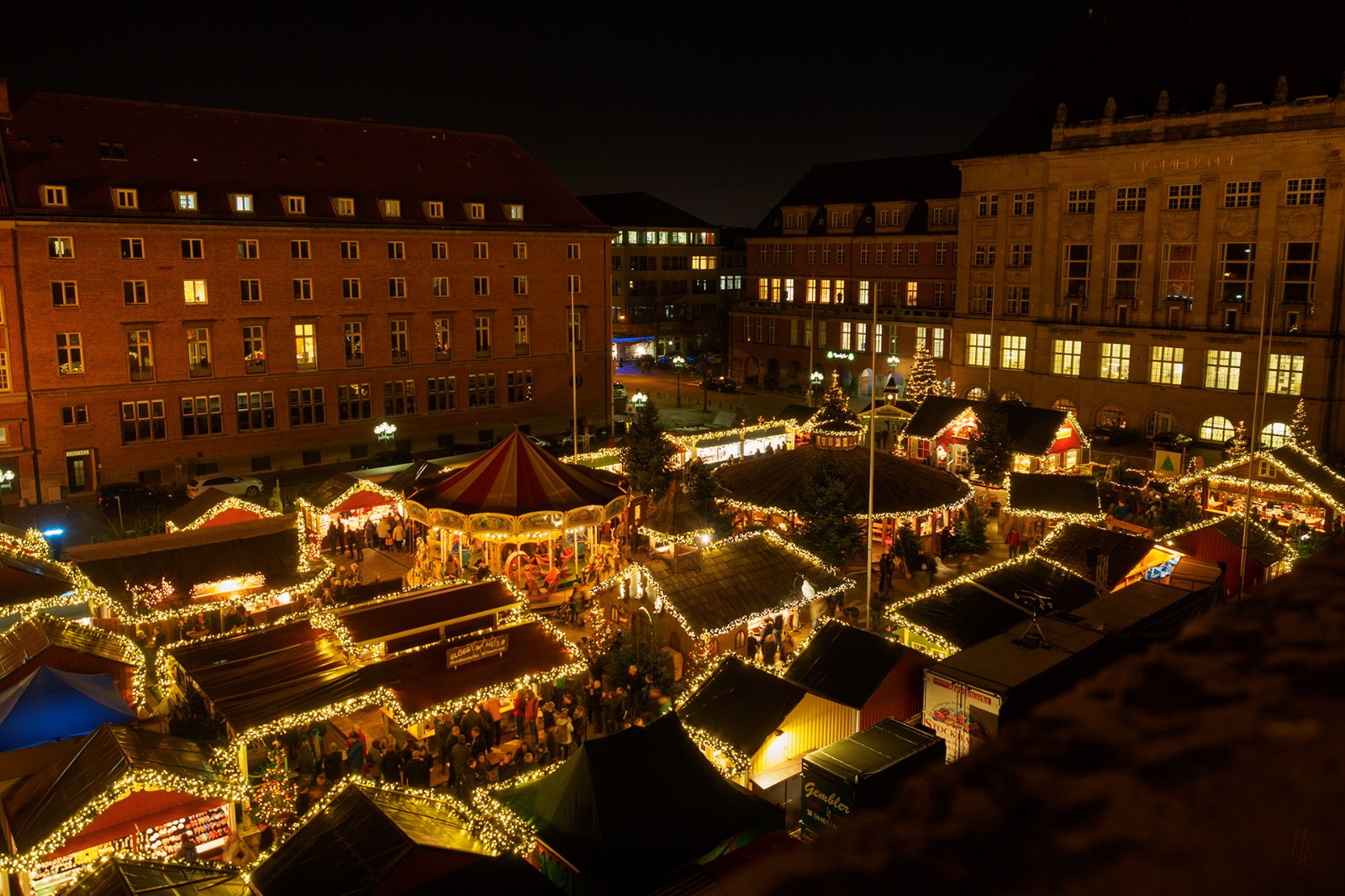 Das Kieler Weihnachtsdorf am Abend von oben
