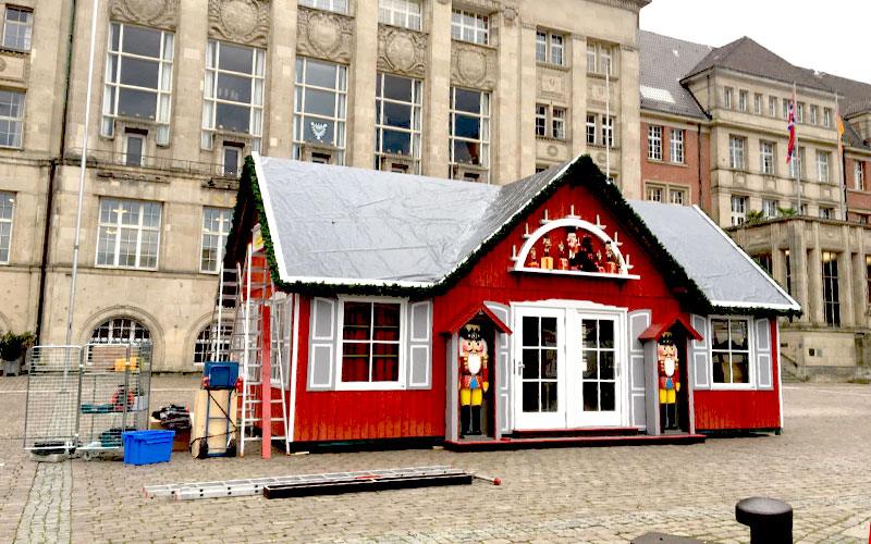 Die erste wunderschöne Hütte errichtet hier der renommierte Weihnachts-Händler Käthe Wohlfahrt