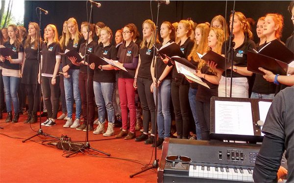Der Kinder- und Jugendchor ist das musikalische Zuhause für ca. 250 junge Sängerinnen und Sänger von 6 bis 20 Jahren im Opernhaus.
